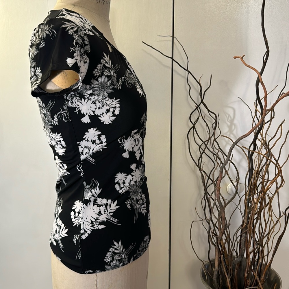 White House Black Market short sleeve floral blouse - Picture 5 of 7